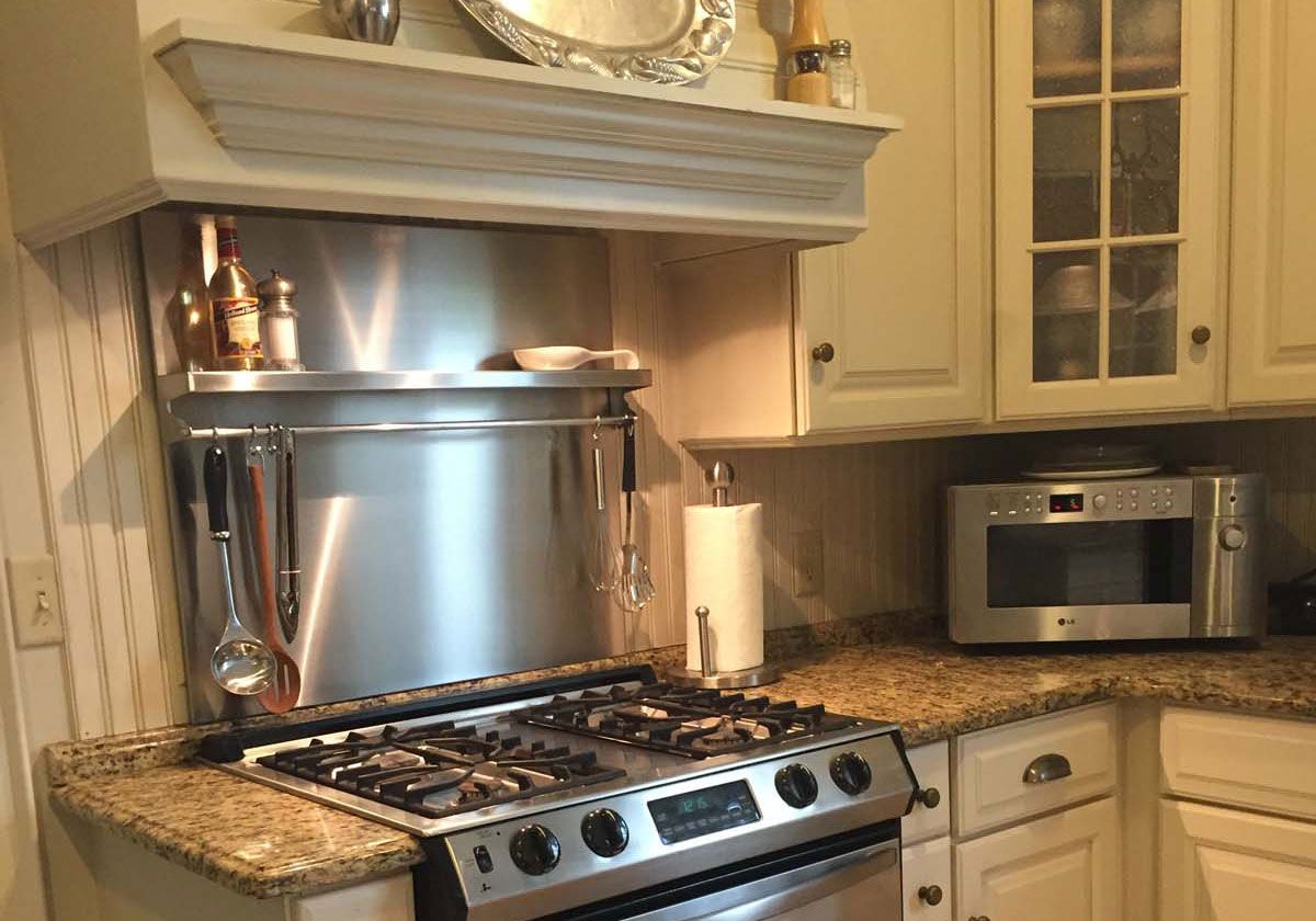 VEVOR Range Backsplash with Shelf 30 x 30.7 inch Range Hood Wall Shield Stainless Steel Backsplash Silver Splash Plate for Range Hood Stainless